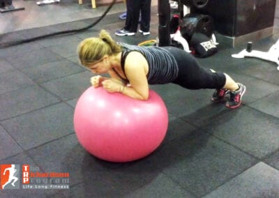 A picture of the woman working out with the gym ball